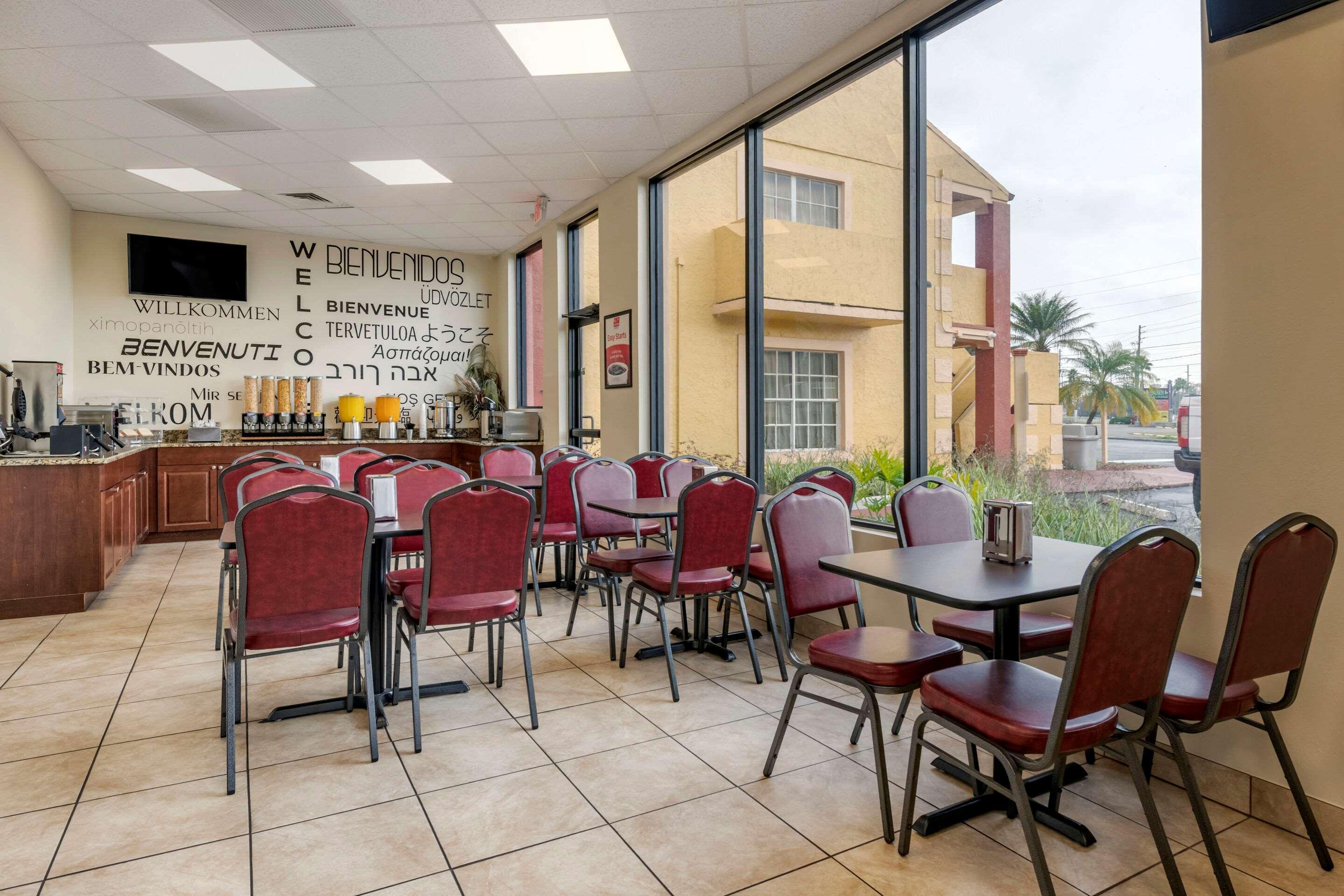 Econo Lodge Inn & Suites Maingate Central Kissimmee Εξωτερικό φωτογραφία